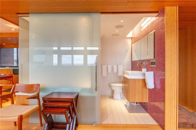 1000 Grandview Ave Unit 1207, Mt Washington, PA 15211 - bathroom with toilet, vanity, and wood finished floors