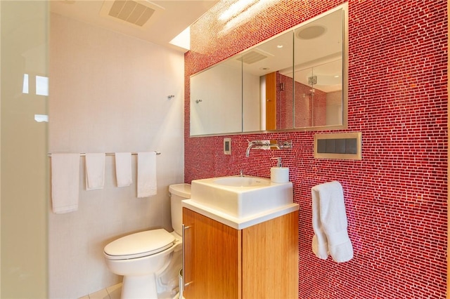 1000 Grandview Ave Unit 1207, Mt Washington, PA 15211 - bathroom with toilet, tile patterned floors, vanity, backsplash, and tile walls