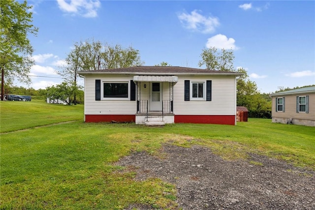 manufactured / mobile home featuring a front yard