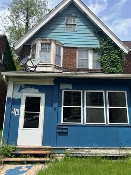 816 Franklin Ave, Aliquippa, PA 15001 - view of front of property featuring entry steps