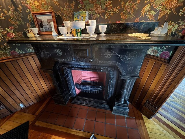 816 Main St, Brockway, PA 15824 - detailed view of wallpapered walls and wainscoting