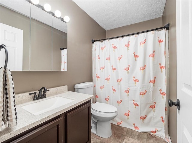 full bath with toilet, vanity, a textured ceiling, and a shower with curtain