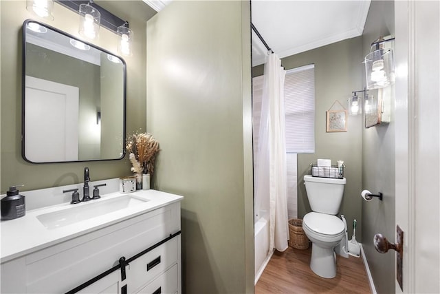 full bathroom with wood finished floors, ornamental molding, toilet, vanity, and shower / bath combo with shower curtain