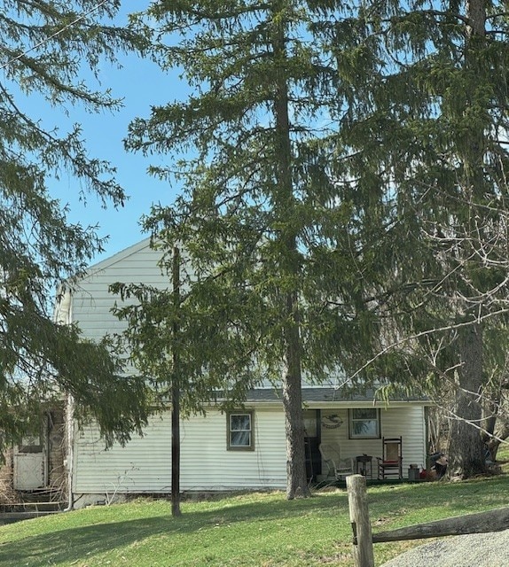 view of front facade with a front lawn