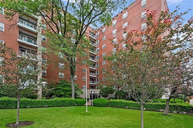 view of apartment building / complex