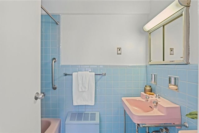 bathroom with shower / bathtub combination