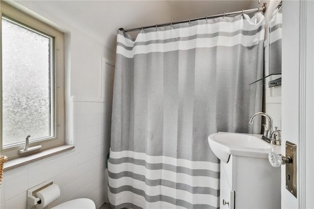 3234 Shadyway Dr, Brentwood, PA 15227 - full bath with tile walls, vanity, toilet, and a shower with curtain