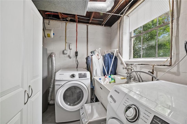 3234 Shadyway Dr, Brentwood, PA 15227 - laundry area featuring washing machine and dryer and concrete block wall