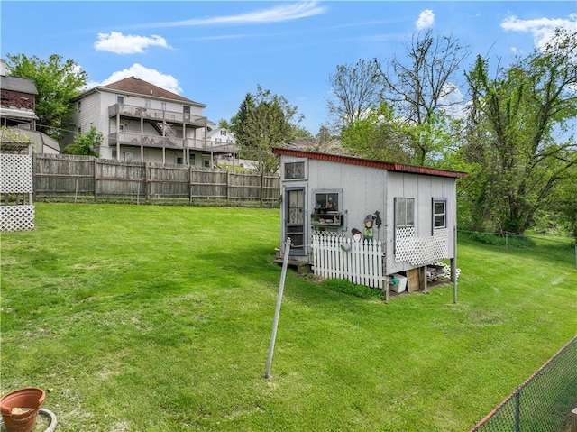 view of yard with an outbuilding