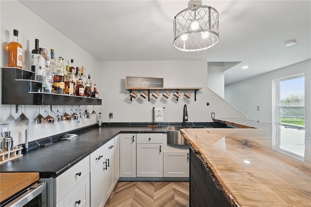 indoor wet bar featuring hanging light fixtures and recessed lighting
