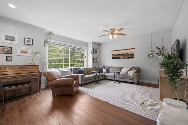 living room with hardwood / wood-style flooring, ceiling fan, crown molding, baseboards, and recessed lighting