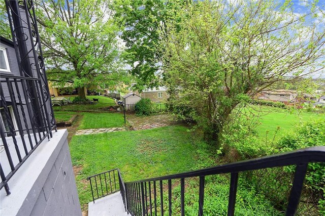 view of green lawn