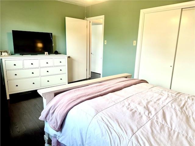 112 Dolphin Dr, Twp Of But Se, PA 16002 - bedroom featuring dark wood finished floors