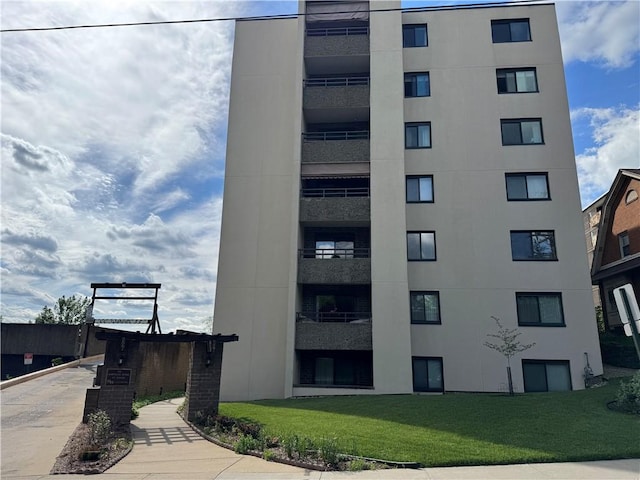 view of apartment building / complex