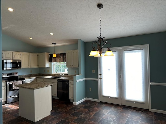 kitchen featuring stainless steel appliances, a sink, a textured ceiling, a chandelier, and baseboards