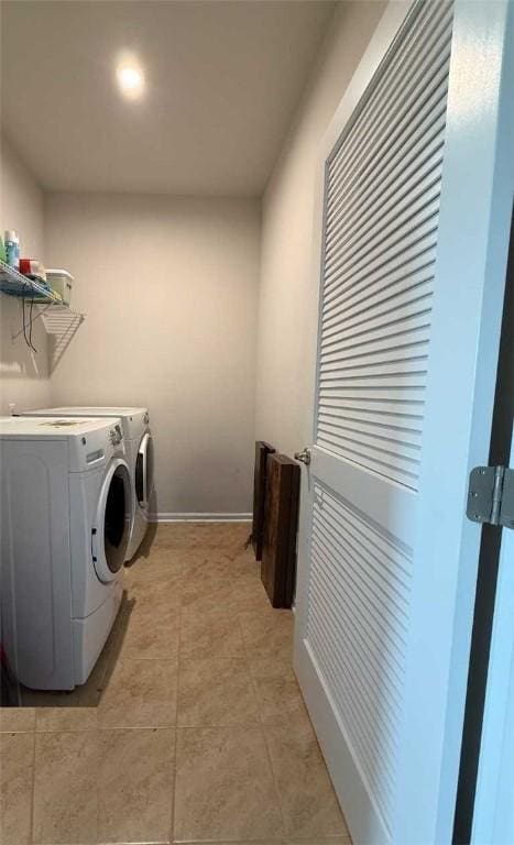laundry room with washer and clothes dryer and baseboards