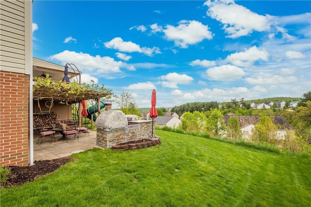 view of grassy yard featuring a patio area