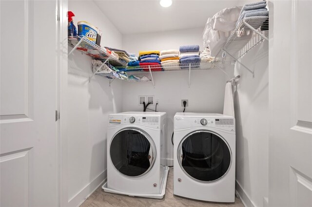 laundry room with washer and clothes dryer and baseboards