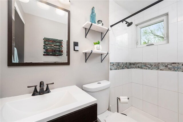 145 Robinson Pl, Perry Twp Arm, PA 16041 - bathroom with toilet, a tile shower, and vanity