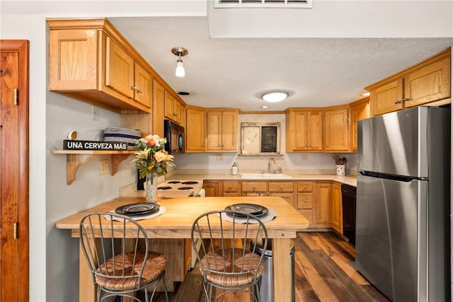 192 Wilkins Hollow Rd, Addison Twp, PA 15411 - kitchen featuring black appliances, a sink, a peninsula, light countertops, and a textured ceiling