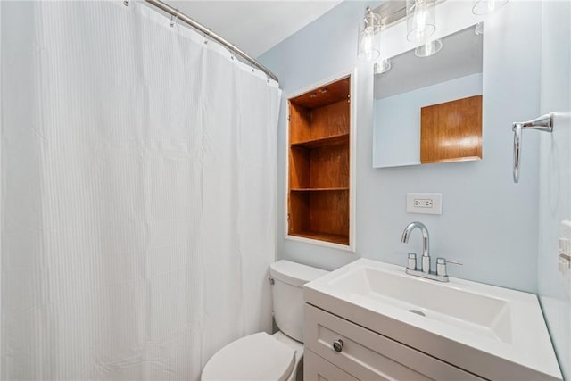 full bath with toilet, vanity, and a shower with curtain