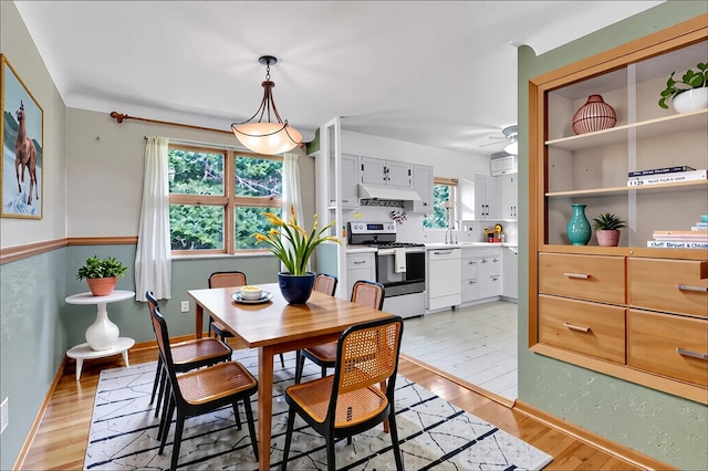 dining room with light wood-style flooring and ceiling fan