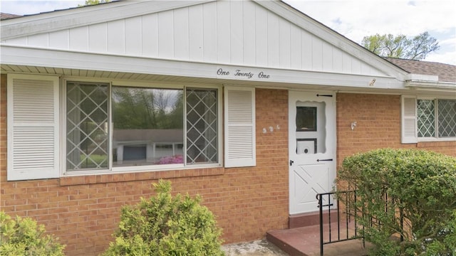 121 Pilgrim Dr, Leet Twp, PA 15143 - view of front facade with brick siding