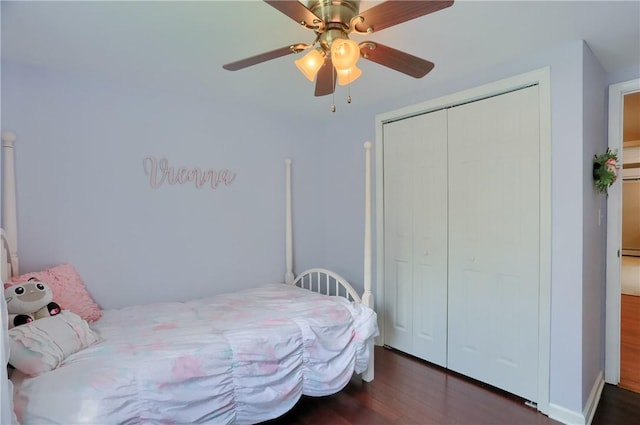 bedroom featuring wood finished floors, a closet, and a ceiling fan