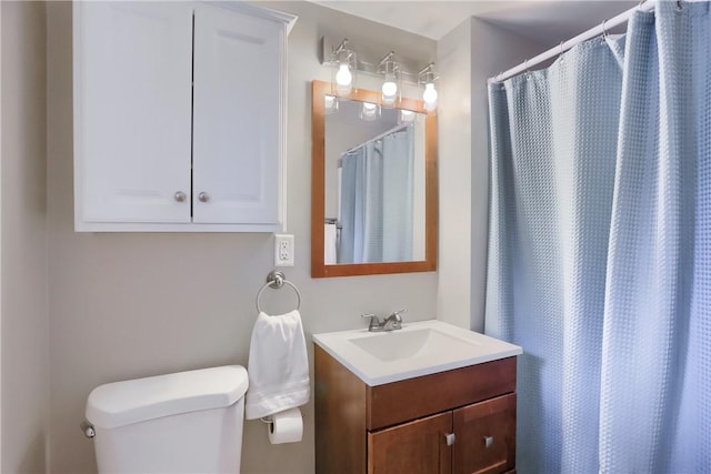 full bath featuring toilet, vanity, and a shower with curtain