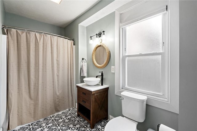 full bath featuring vanity, toilet, and a shower with shower curtain