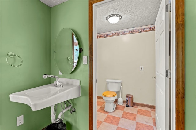 128 Evergreen Dr, Peters Twp, PA 15317 - half bath with baseboards, toilet, and a textured ceiling