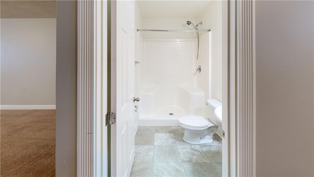 full bathroom featuring a shower and toilet