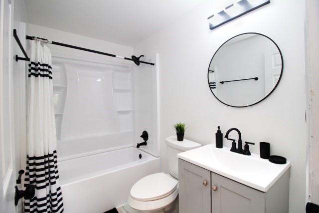 513 Crestview Dr, Plum Boro, PA 15239 - full bathroom featuring toilet, vanity, and shower / bathtub combination with curtain