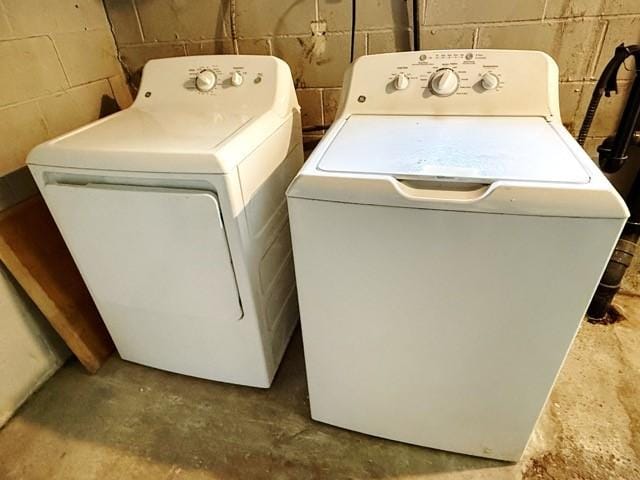 513 Crestview Dr, Plum Boro, PA 15239 - washroom featuring independent washer and dryer