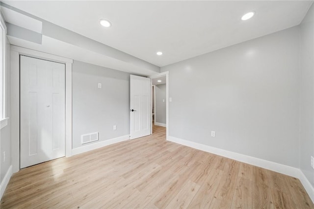 unfurnished bedroom featuring light wood-style floors, baseboards, and recessed lighting