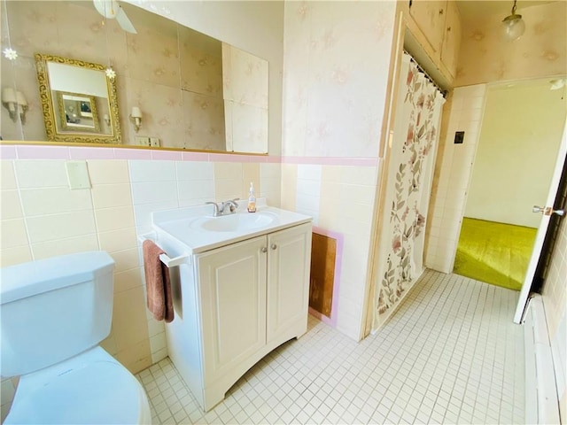 811 Farragut St, Highland Park, PA 15206 - full bathroom featuring tile patterned flooring, tile walls, toilet, vanity, and curtained shower