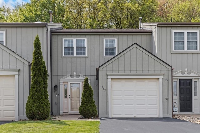 567 Brandywine Dr, Cranberry Twp, PA 16066 - multi unit property featuring asphalt driveway, board and batten siding, and a garage