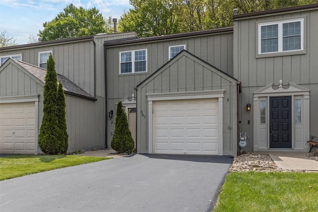 567 Brandywine Dr, Cranberry Twp, PA 16066 - townhome / multi-family property featuring asphalt driveway and an attached garage