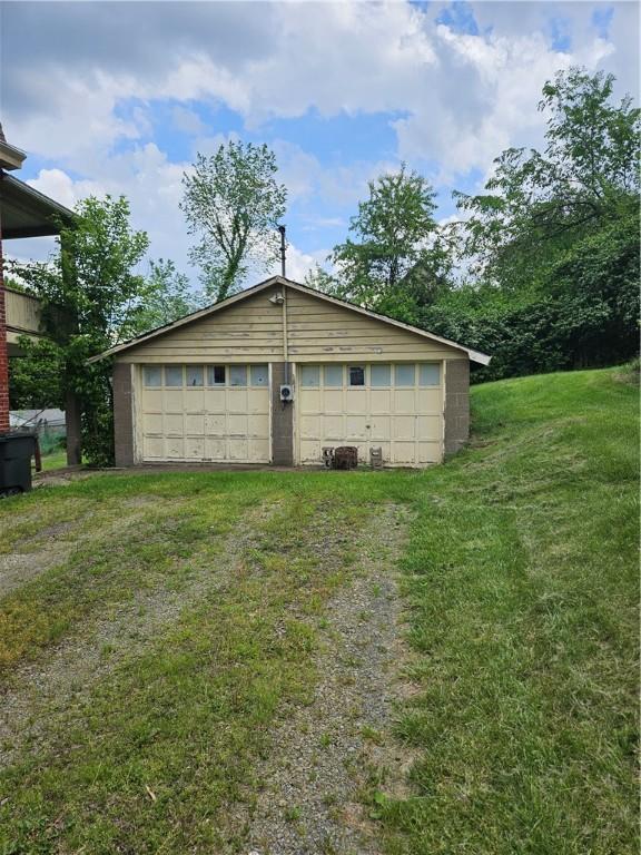 view of outdoor structure with an outbuilding