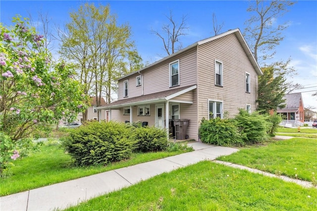 view of front of property featuring a front yard