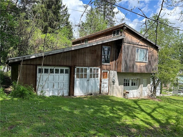 view of detached garage