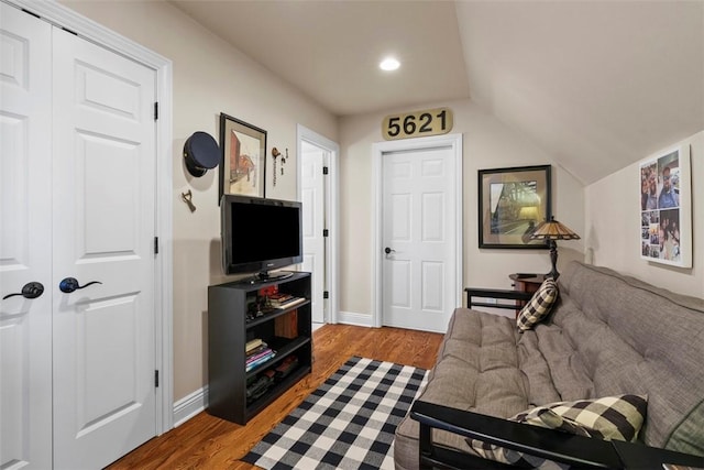 149 Walnut Ridge Dr, Chippewa Twp, PA 15010 - living room featuring wood finished floors, baseboards, vaulted ceiling, and recessed lighting