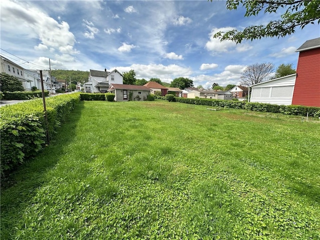 view of yard with a residential view