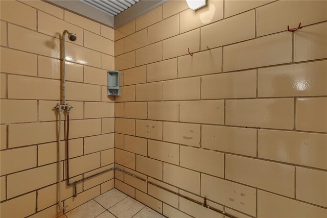 bathroom featuring tiled shower