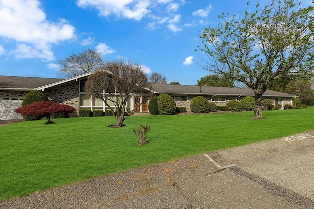 view of front of home featuring a front lawn and an attached garage