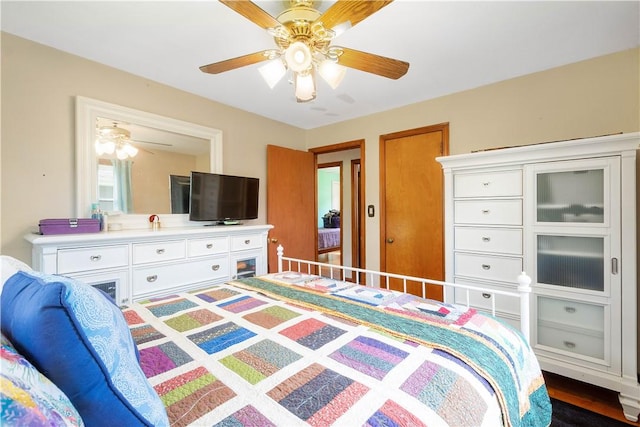 bedroom with ceiling fan