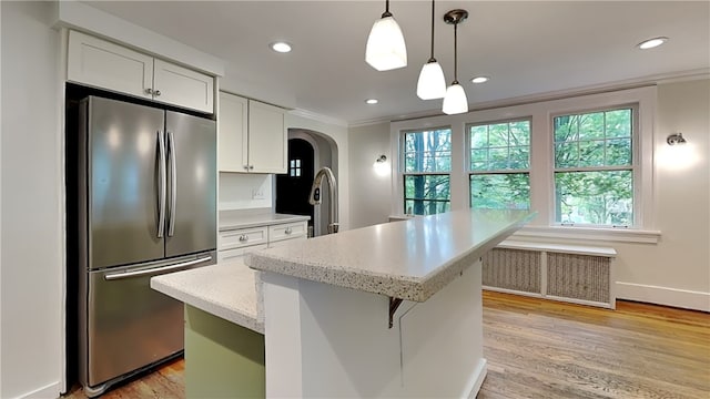 6927 Perrysville Ave, Ben Avon, PA 15202 - kitchen featuring freestanding refrigerator, arched walkways, a sink, plenty of natural light, and crown molding