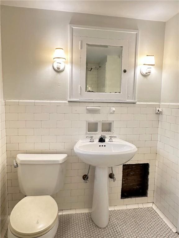 6927 Perrysville Ave, Ben Avon, PA 15202 - bathroom with tile walls, wainscoting, toilet, and tile patterned flooring
