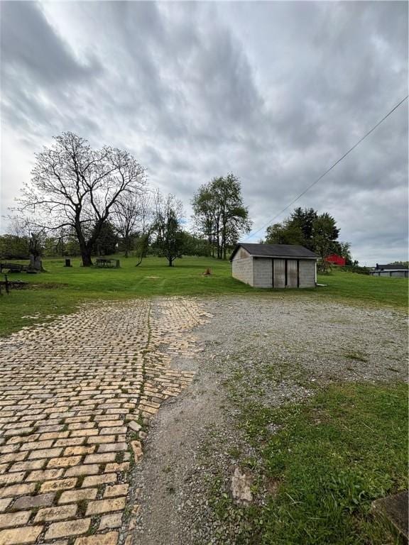 view of grassy yard featuring an outbuilding