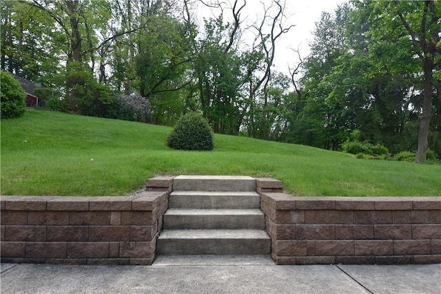 2113 Hillard Rd, Bethel Park, PA 15102 - view of property's community featuring a lawn